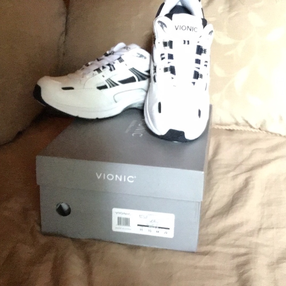 Men’s Vionic tennis shows